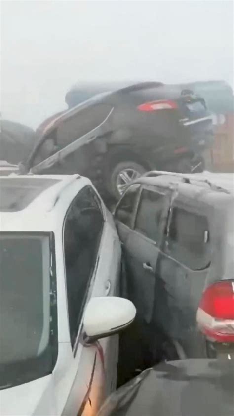 One dead in big pileup on Chinese bridge shrouded in fog | Reuters