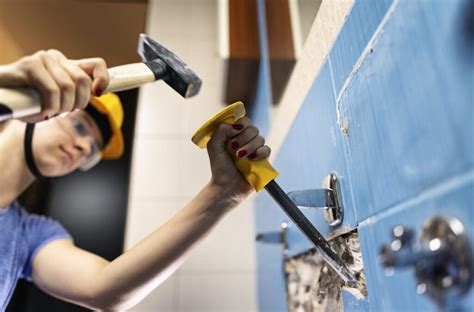 Safely Removing Wall Tiles Without Damaging Plasterboard