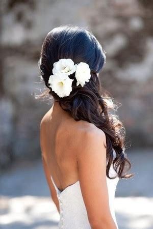 5 Fantastic Beach Wedding Hairstyles with Flower Decorations - Pretty ...