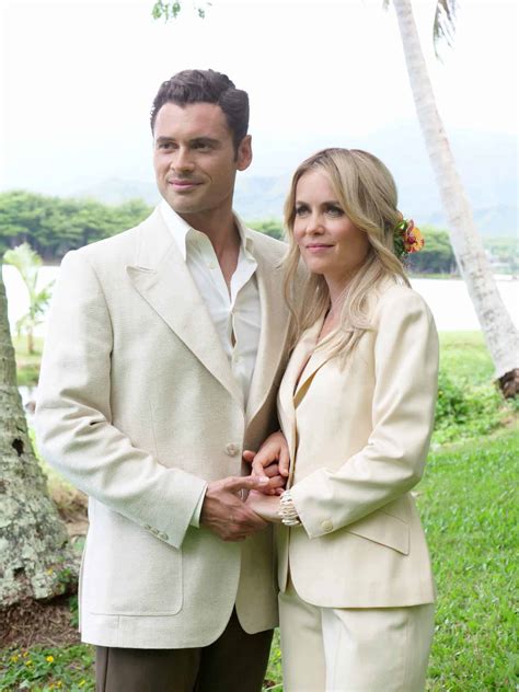 Jorge (Adan Canto) And Leslie (Radha Mitchell) - 2 Hearts (2020)