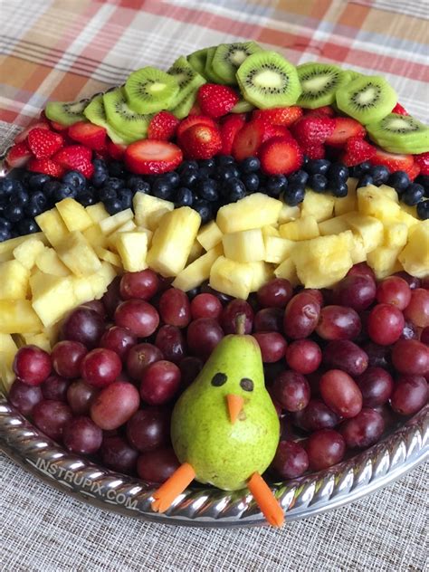 Thanksgiving Idea: Turkey Fruit Tray (Fun & Easy!)