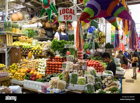 Frutas y hortalizas frescas en el mercado de Coyoacán en la Ciudad de ...