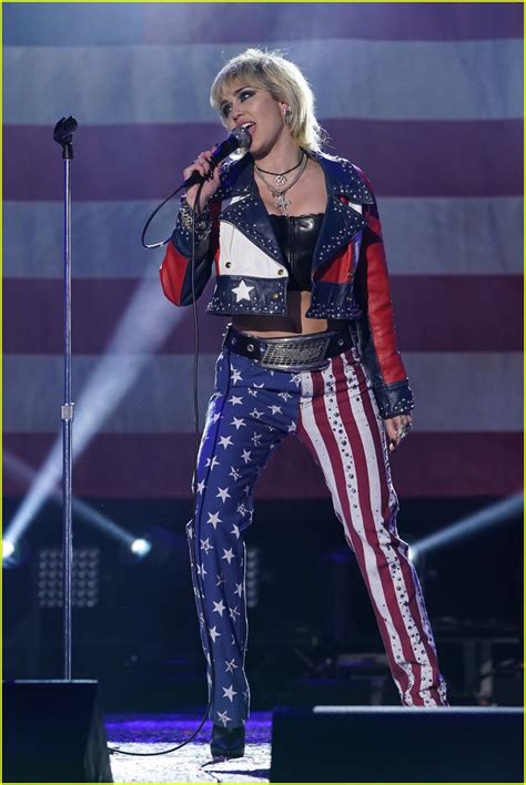 Miley Cyrus Sings 'Party in the USA' to Kick Off Rockin' Eve 2021 ...