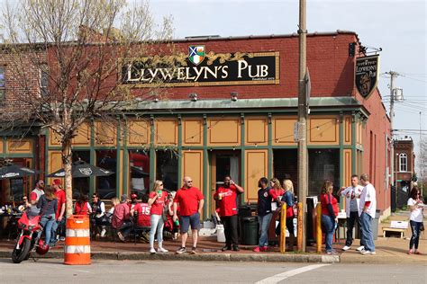 Photos: Cards fans flock to Llywelyn's Pub for Opening Day – The Morning After STL