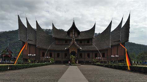 Rumah Gadang: Asal-usul & Sejarah Rumah Adat Minangkabau