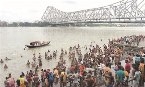 Mahalaya: Lakhs offer 'Tarpan' at Hooghly 'ghats', CM greets all