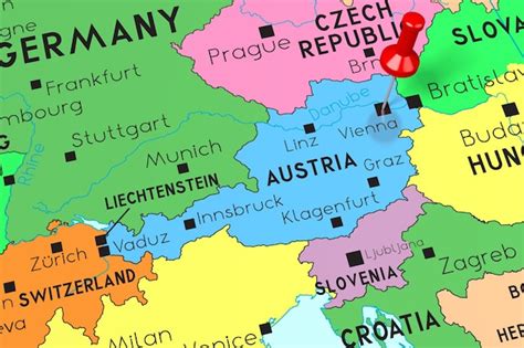 Ciudad capital de austria viena fijada en el mapa político | Foto Premium