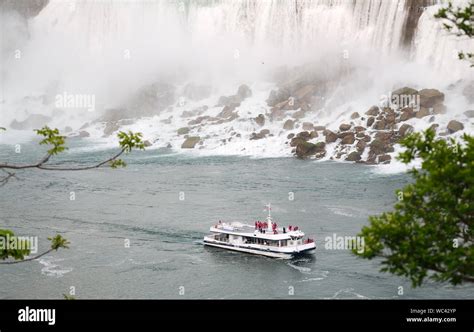 Tour boat at Niagara falls Stock Photo - Alamy