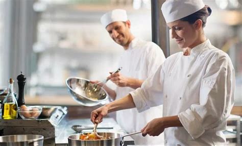 5 Langkah Yang Harus Kamu Tempuh Sebelum Menjadi Kepala Chef - TopCareerID