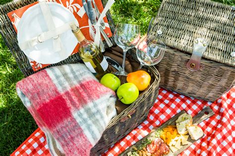 How To - Home & Family: DIY Picnic Basket | Hallmark Channel