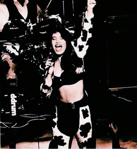 Selena with famous cow print outfit | Selena quintanilla outfits ...