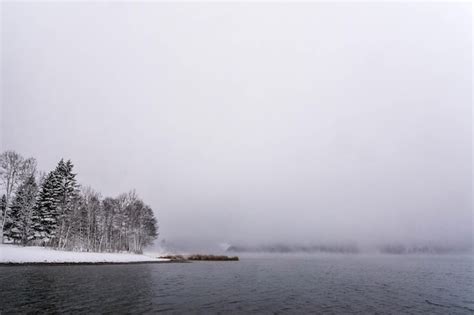 Premium Photo | Winter mountain lake