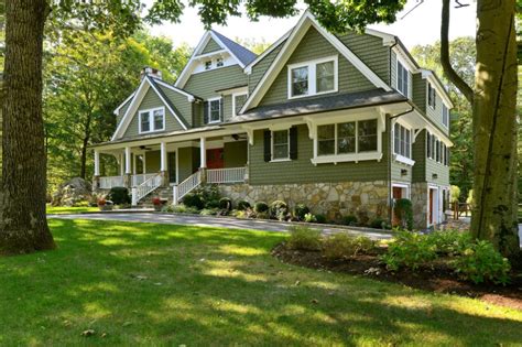 home with 3 front eaves - Google Search | Green house exterior, Green ...