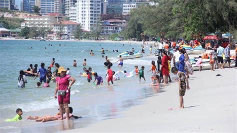 Local tourists swarm Sihanoukville's beaches for holiday - Cambodia News Watch