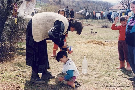 Picturing War: Kosovo Refugee Mother Gives Son a Haircut | Balkan Insight