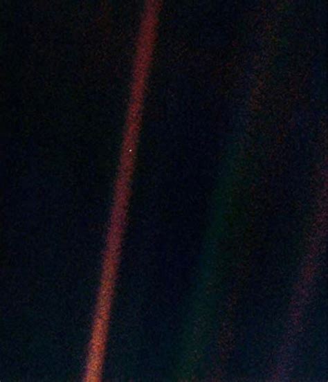 Picture of earth taken by voyager 1 from a distance of 6 billion ...