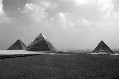 ancient egypt old B&W photos | Great Pyramids of Giza in Black & White | Pyramiden von gizeh ...