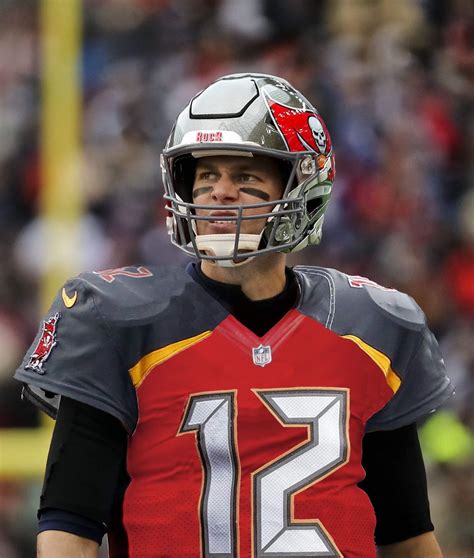 Tom Brady officially signs with the Tampa Bay Buccaneers | ABC6