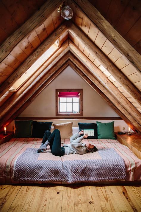 40+ Cozy Cabins and Homes That Are the Perfect Escape for Your Next Friendcation | Attic bedroom ...