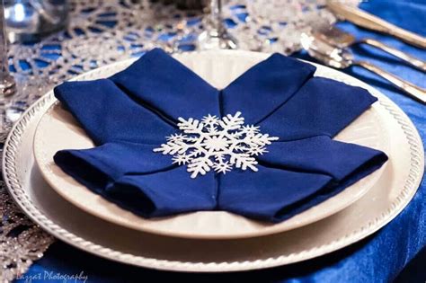 Snowflake napkin fold | Winter wedding table, Napkins, Napkin folding