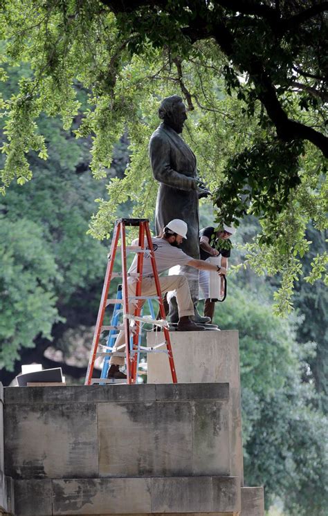 University of Texas removes Jefferson Davis statue | The Seattle Times