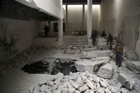 ISIS leaves Mosul museum in ruins as Iraq forces advance - CBS News