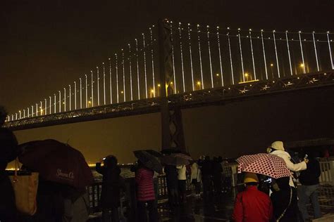 LED display puts Bay Bridge in new light