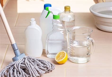 How to Make Mopping Solutions With Household Ingredients