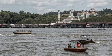 City on Stilts: A Journey through Kampong Ayer - Travelogues from ...