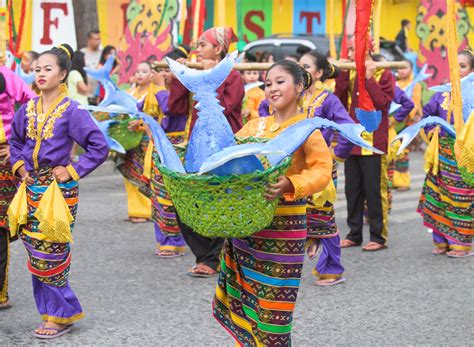 7 Easiest Filipino Folk Dances With Steps - Insider Monkey