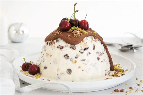 Ice Cream Dessert For Christmas - Christmas Ice Cream Pudding With Chocolate And Hazelnuts / Get ...