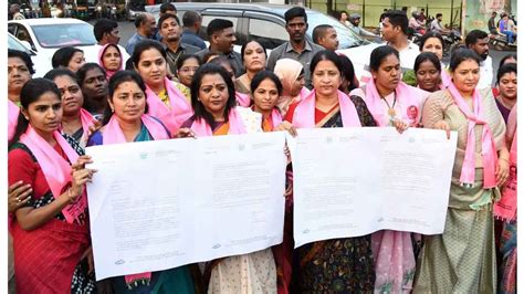 BRS Women Leaders Protested Near Raj Bhavan | INDToday