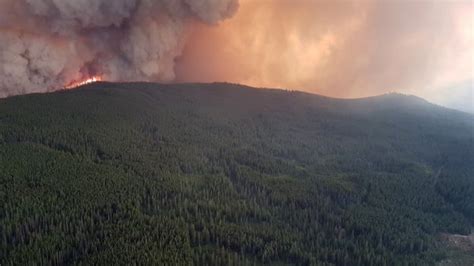 British Columbia wildfires: Smoky skies in western Canada - BBC News