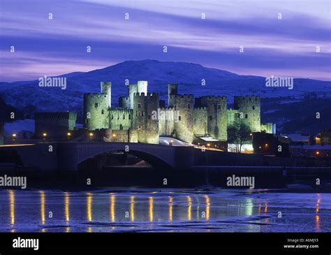 Conwy castle at night hi-res stock photography and images - Alamy