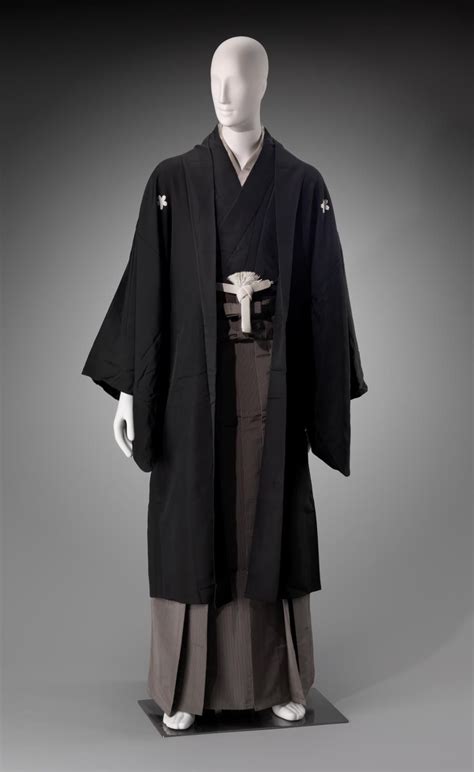 Man's formal kimono, c. 1930, Japanese. | Japanese outfits, Black kimono outfit, Samurai clothing