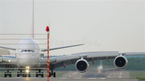 Airbus A380 Emirates Landing Stock Footage - Video of airline, terminal: 291115888