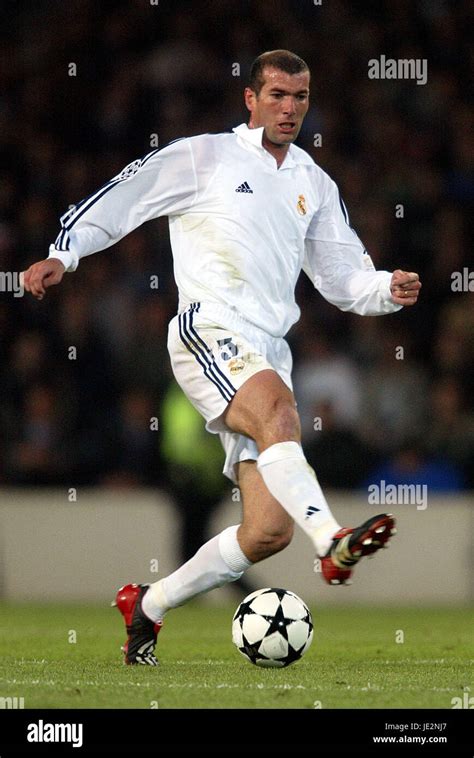 ZINEDINE ZIDANE REAL MADRID CF HAMPDEN PARK GLASGOW 15 May 2002 Stock Photo - Alamy