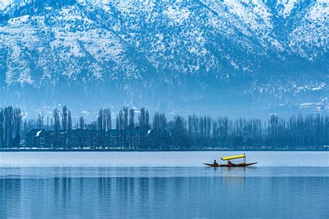 A Beautiful View Of Dal Lake In Winter Srinagar Kashmir India Stock Photo - Download Image Now ...