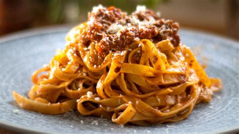 ragù alla bolognese - Easy Meals with Video Recipes by Chef Joel Mielle - RECIPE30