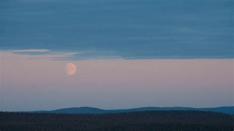 Kuva: valtavan iso kuu tunturimaisemassa - Salla - Visual Finland