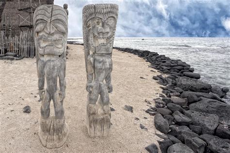 Hawaii Tiki wooden statue 20177300 Stock Photo at Vecteezy