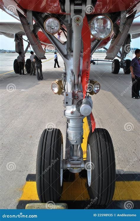 Aircraft Nose Wheel Editorial Image - Image: 22598935