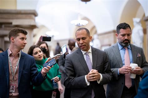 Hakeem Jeffries Is Poised to Succeed Nancy Pelosi - The New York Times