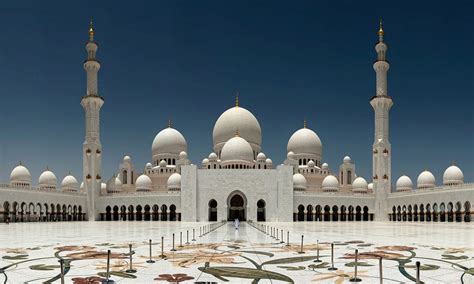 Why the Sheikh Zayed Mosque Is the Most Beautiful Mosque in the UAE