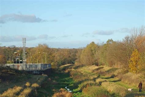 Roding Valley Way © Glyn Baker cc-by-sa/2.0 :: Geograph Britain and Ireland