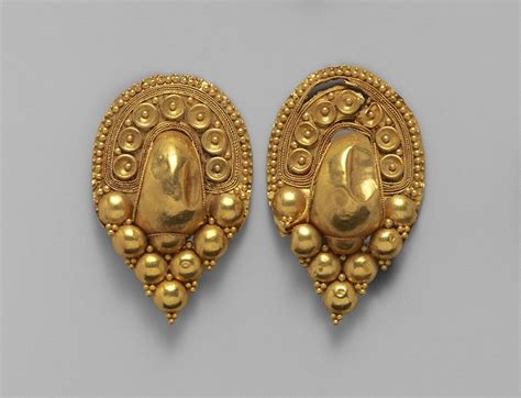 Gold earrings | Etruscan | Late Classical | The Met