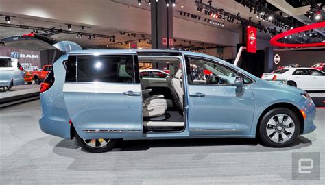 Chrysler's hybrid minivan electrifies grocery getting