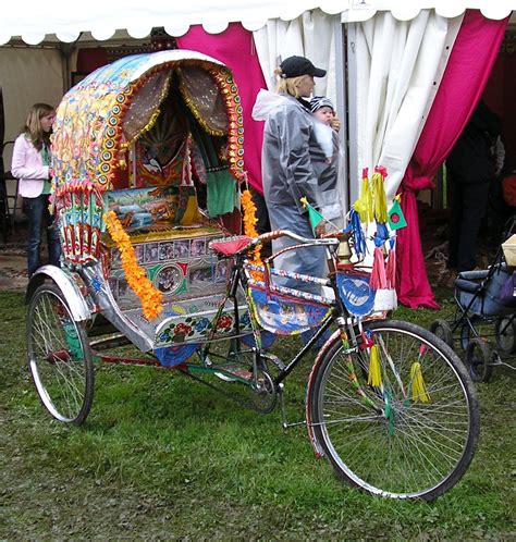 Ghurnayoman Ghora-Fera:::...: Traditional Rickshaw Art in Bangladesh