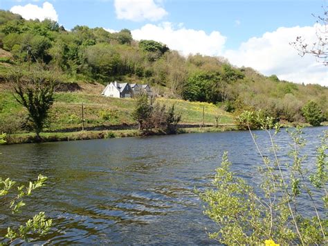 House overlooking the Newry Canal © Eric Jones cc-by-sa/2.0 :: Geograph Ireland