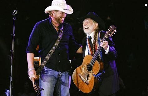 Toby Keith, Willie Nelson & Others Sing 'We'll Meet Again' To... | Willie nelson, Country music ...